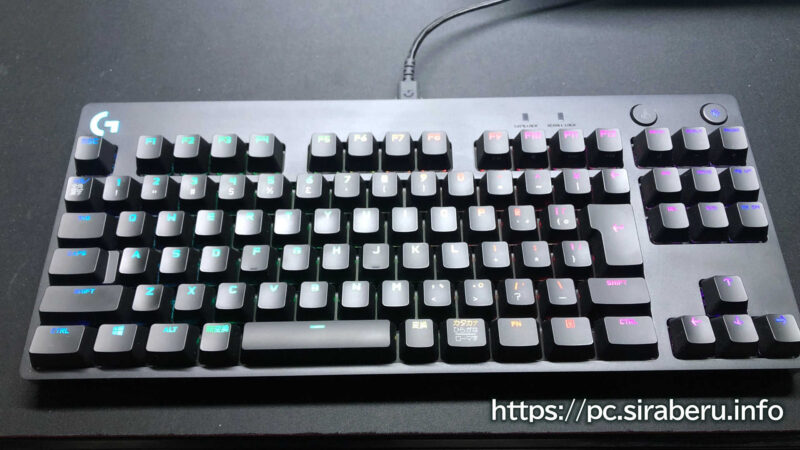 LIGHTSYNC RGBライトを点灯させた状態の「G PRO X」 ゲーミングキーボード（G-PKB-002）
